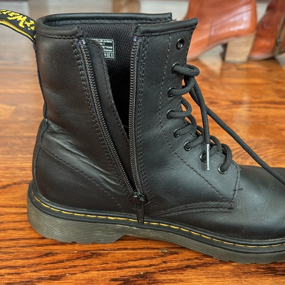 Doc Martens black zipper 1460 boots, EUC US Men’s 6 or women’s 7 - Picture 3 of 6